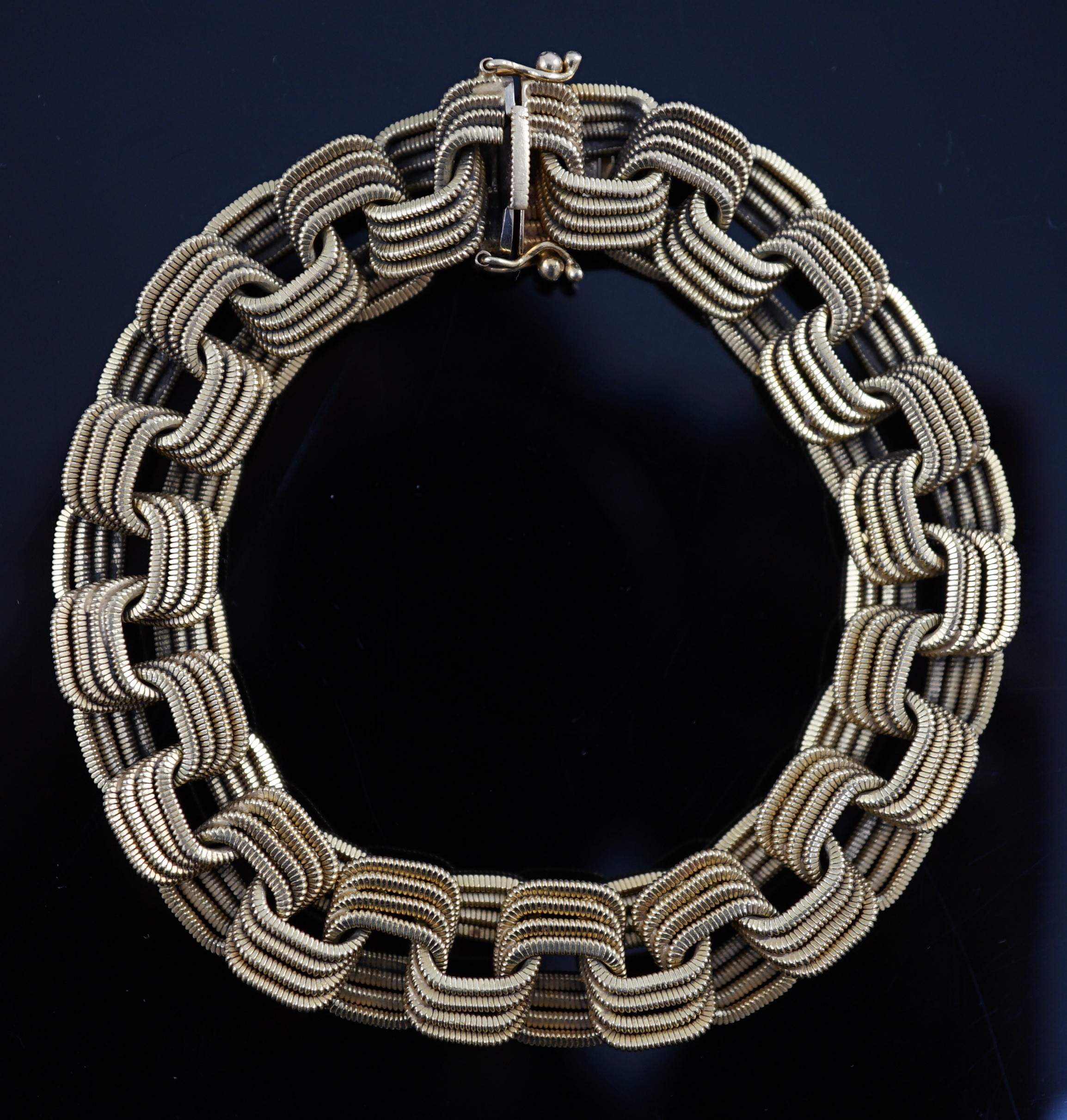 A modern Italian Uno A Erre textured 18ct gold interwoven bracelet
